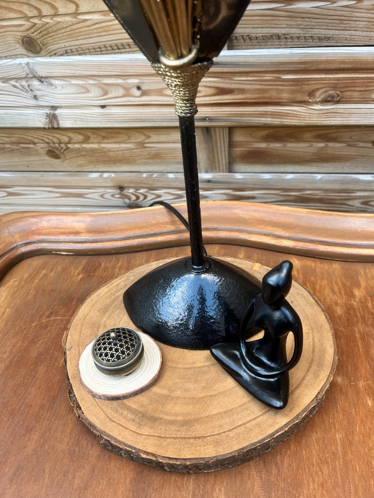 Lampe noire et or avec mise à prix à 79,00 euros