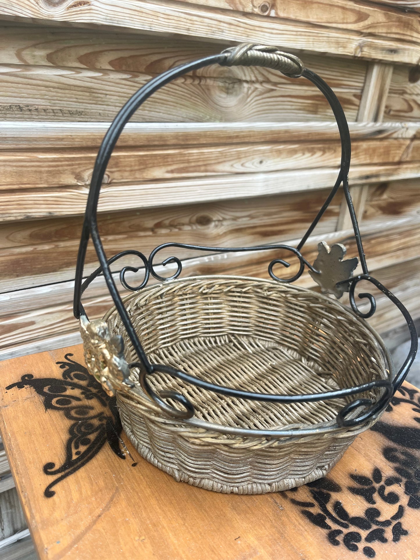Panier rond noir et or