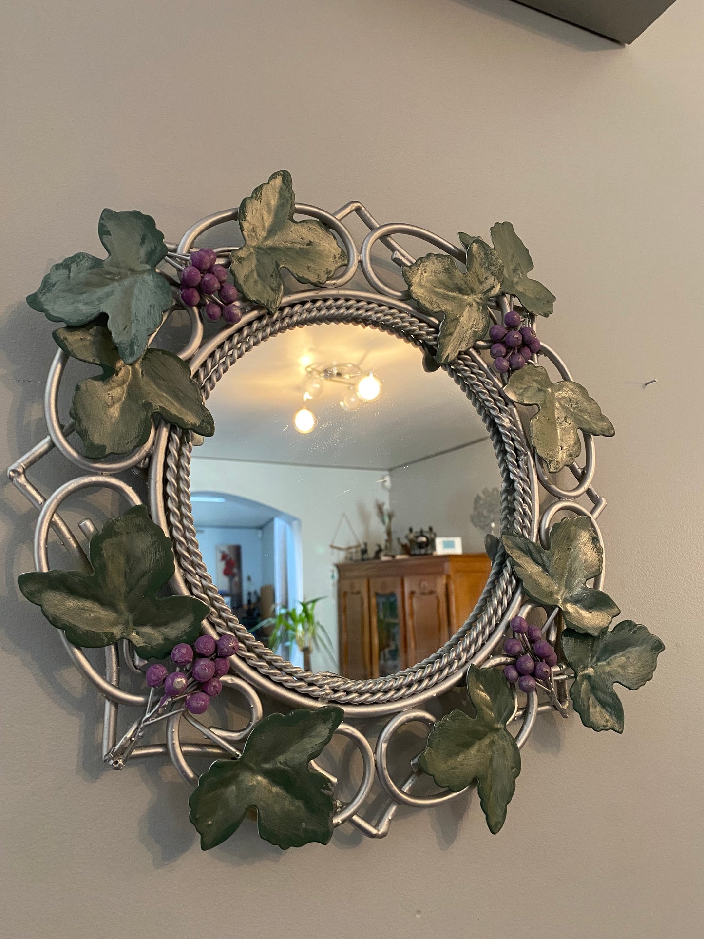 Miroir vintage avec décors feuilles de vigne et raisins