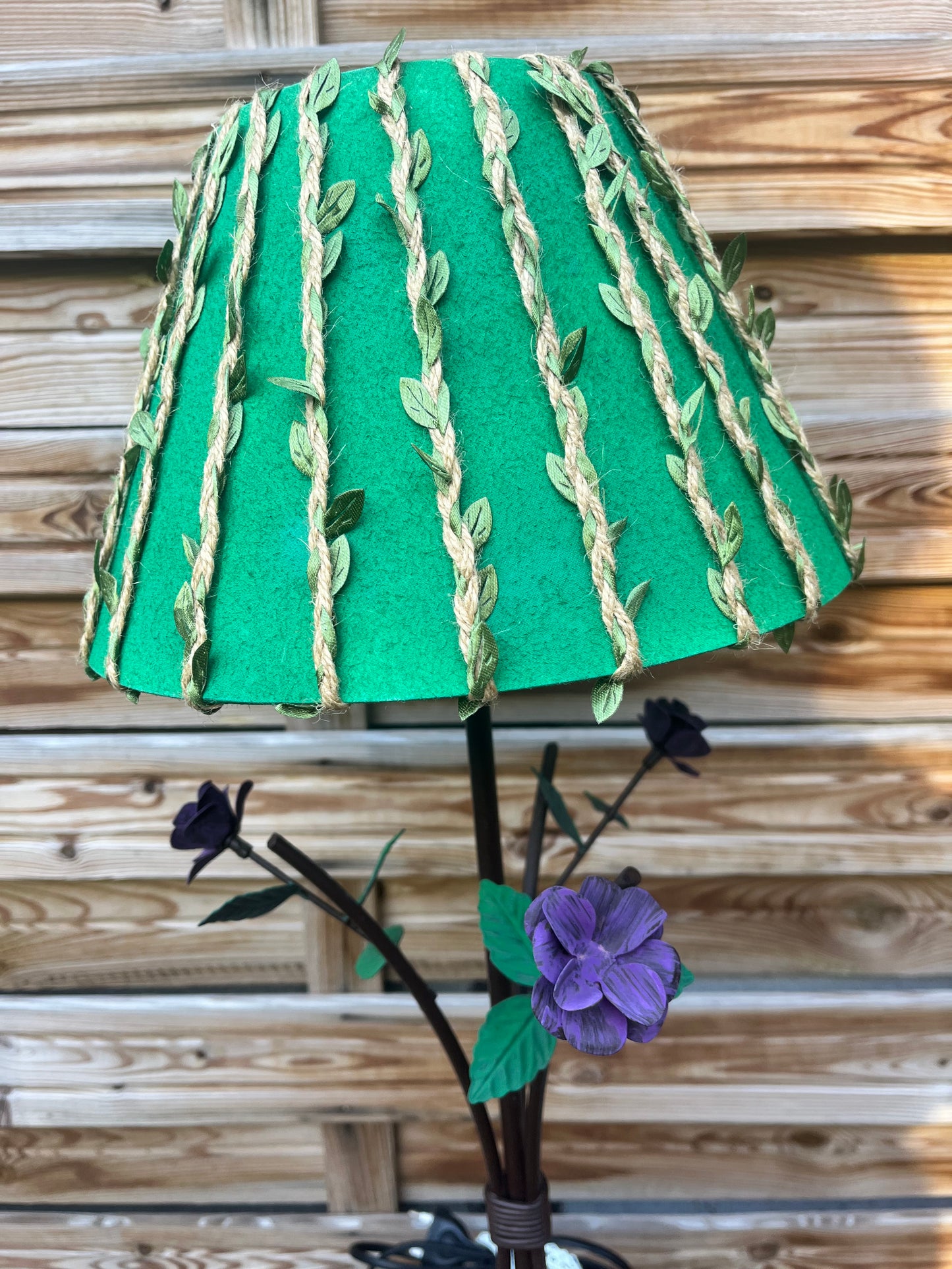 Lampe fleurs verte et violette avec mise à prix à 89,00 euros