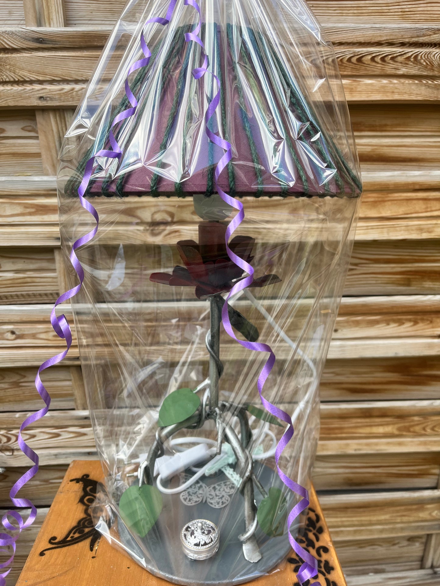 Lampe fleur en acier avec mise à prix à 89,00euros