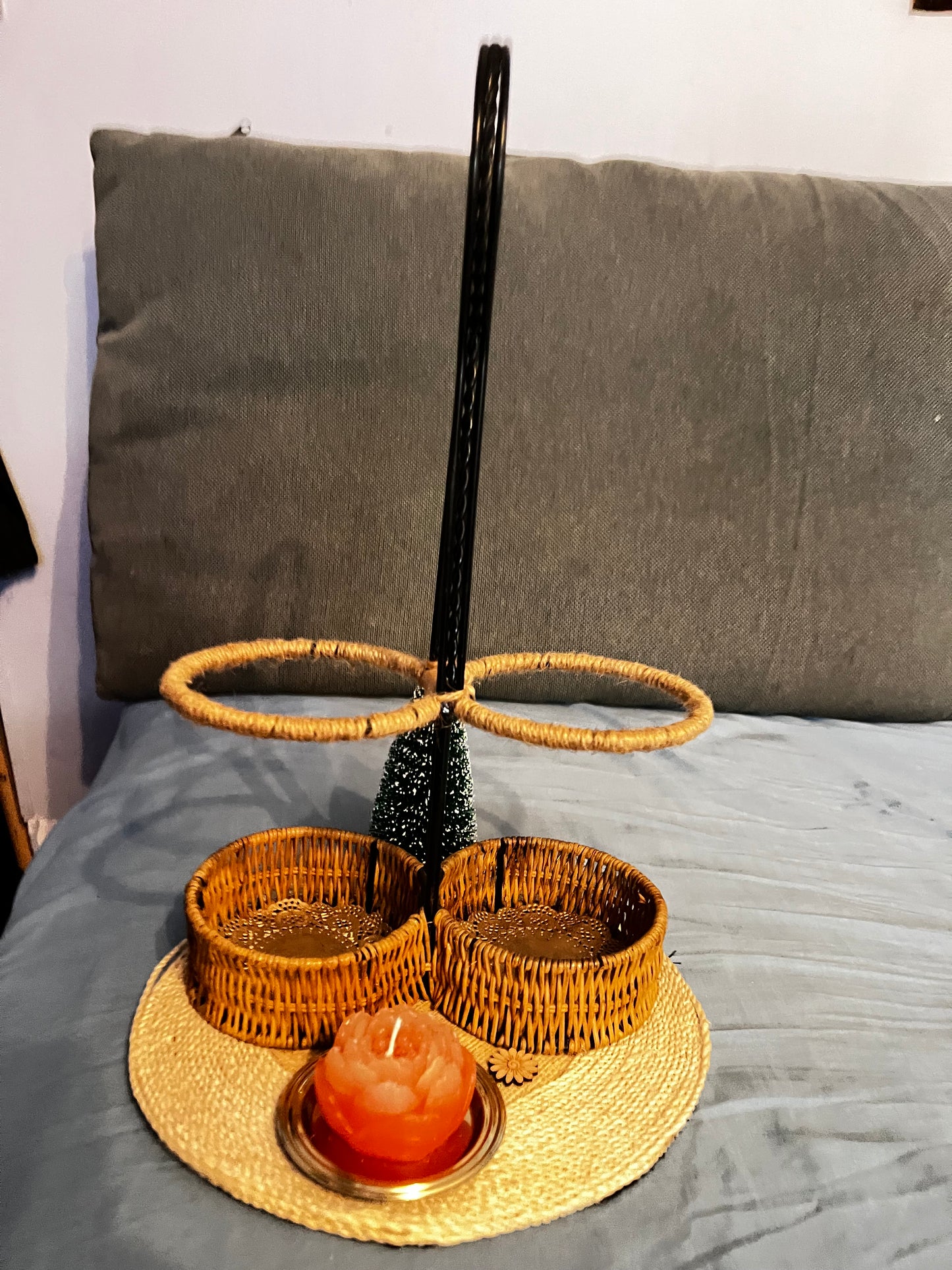 Porte bouteille en acier et osier