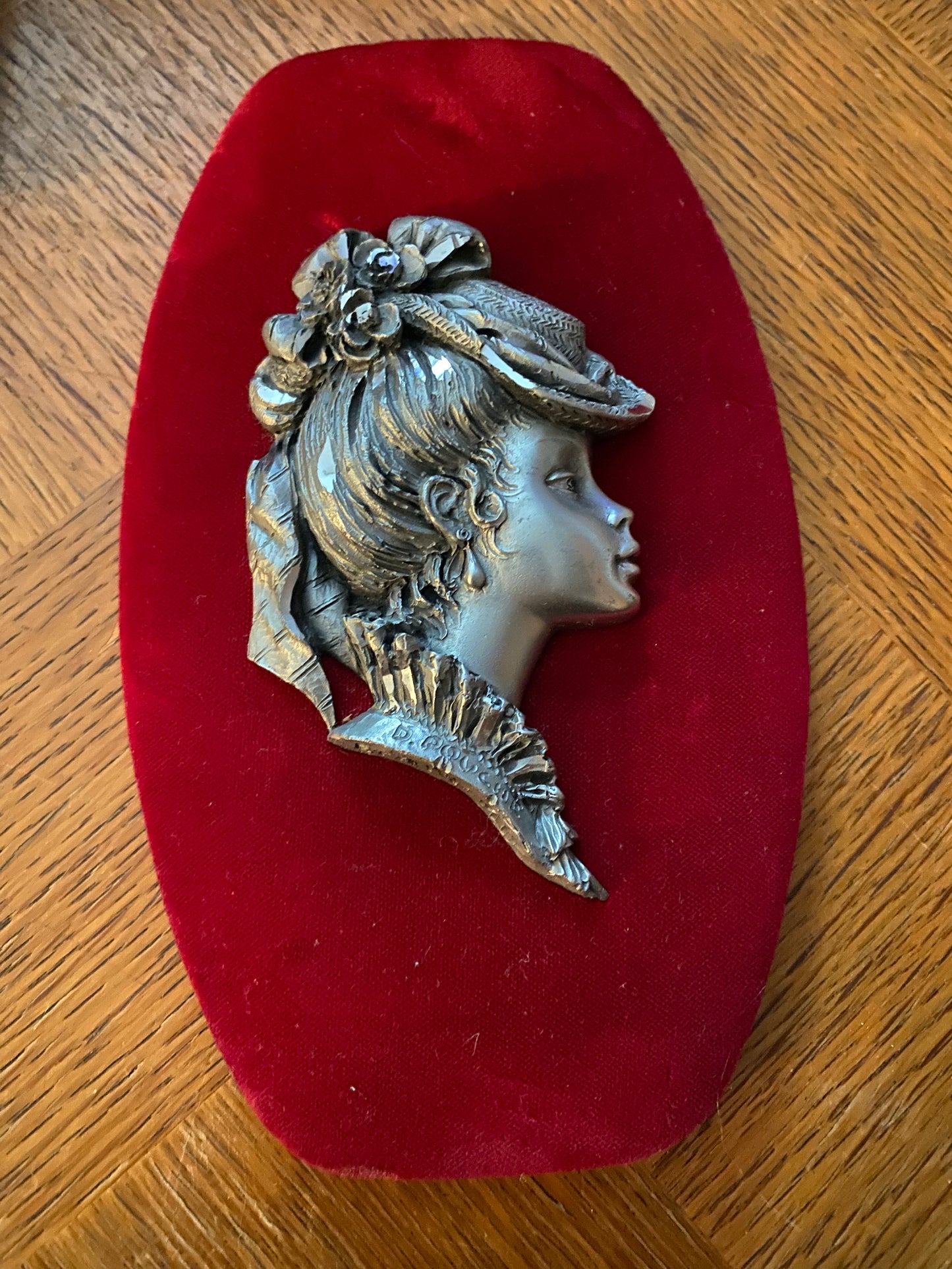 Cadre velours avec tête de femme en étain