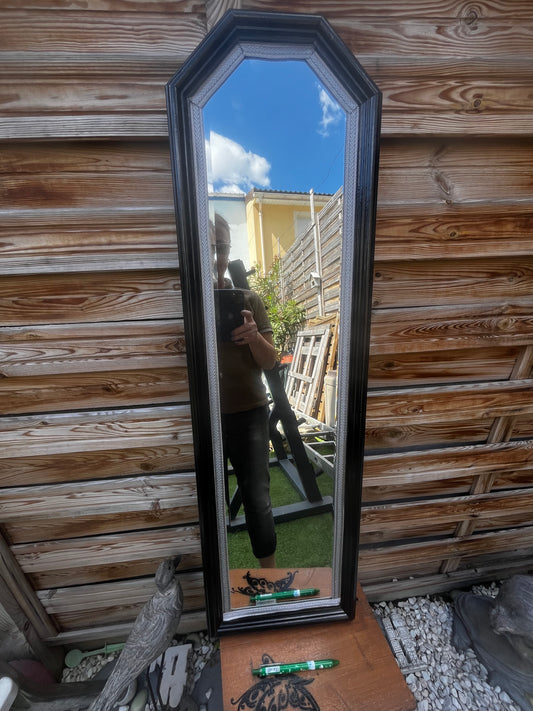 Miroir tout en longueur avec contour noir
