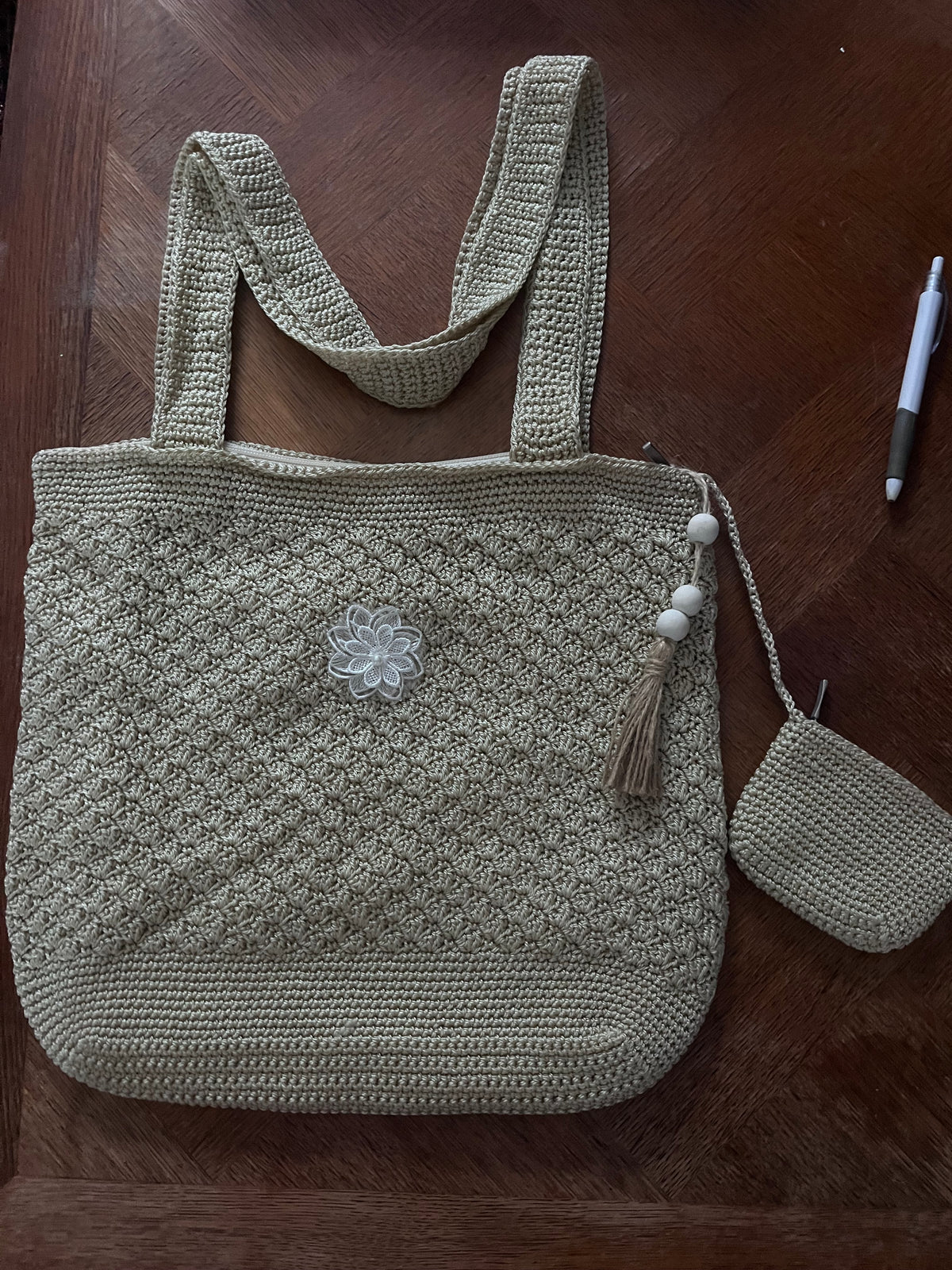 Sac beige avec déco fleurs