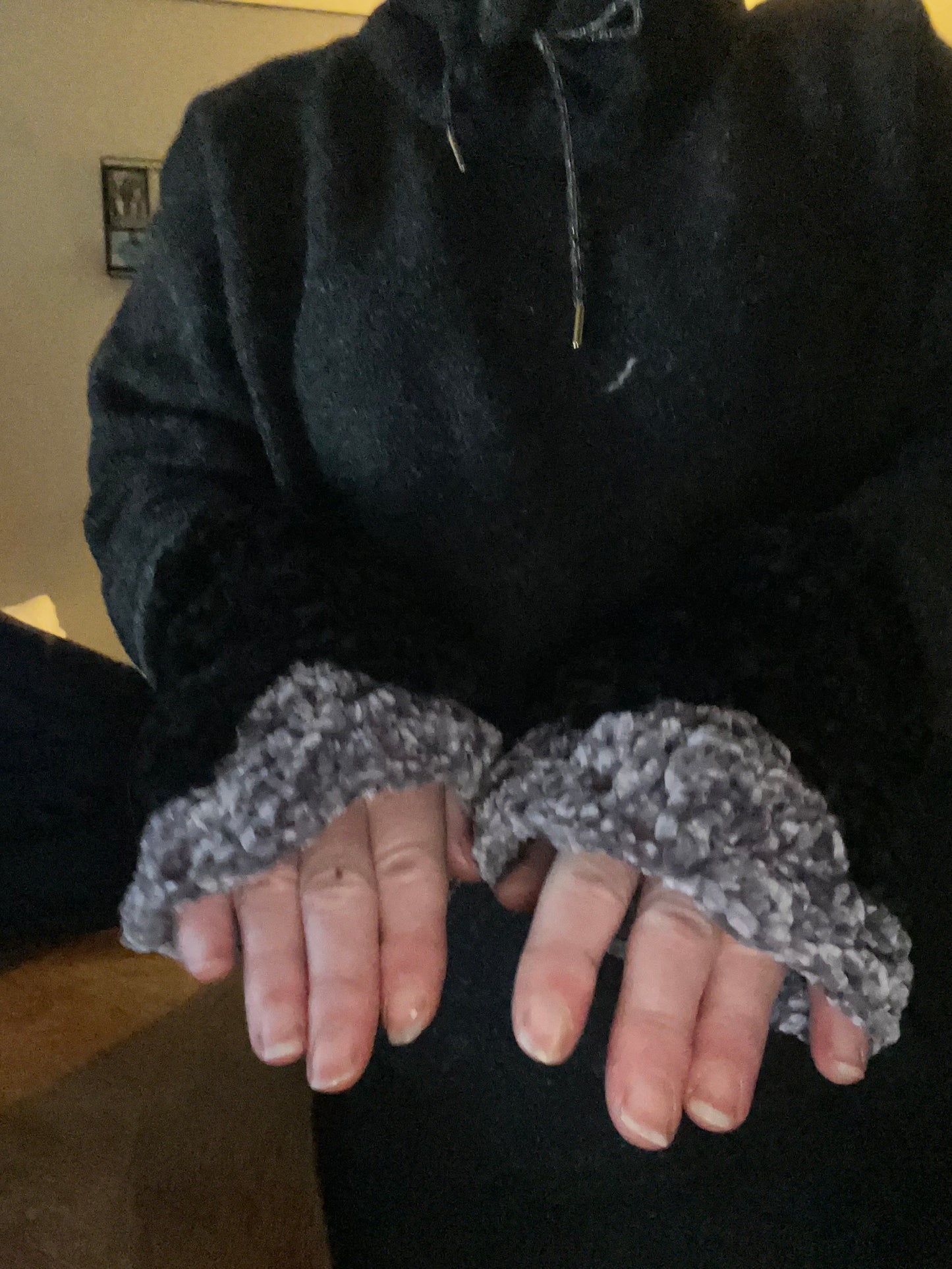 Bonnet et mitaines noires et grises