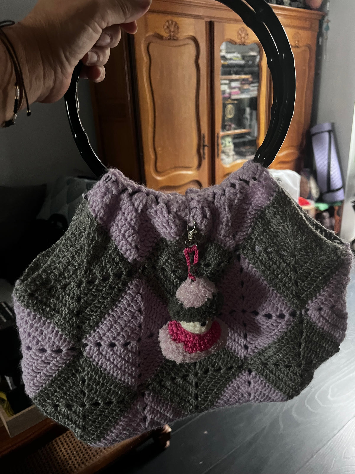 Sac gris/lilas, façon panier souple