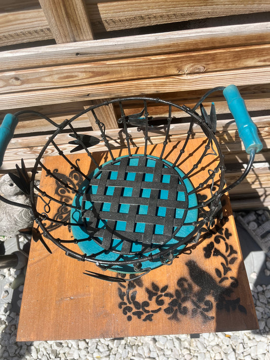 Panier rond noir, vert et fond osier.