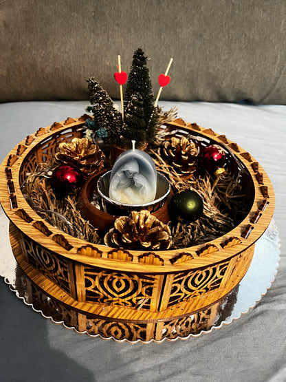 Porte bougie nativité  avec déco sapins, pommes de pin, fleurs….