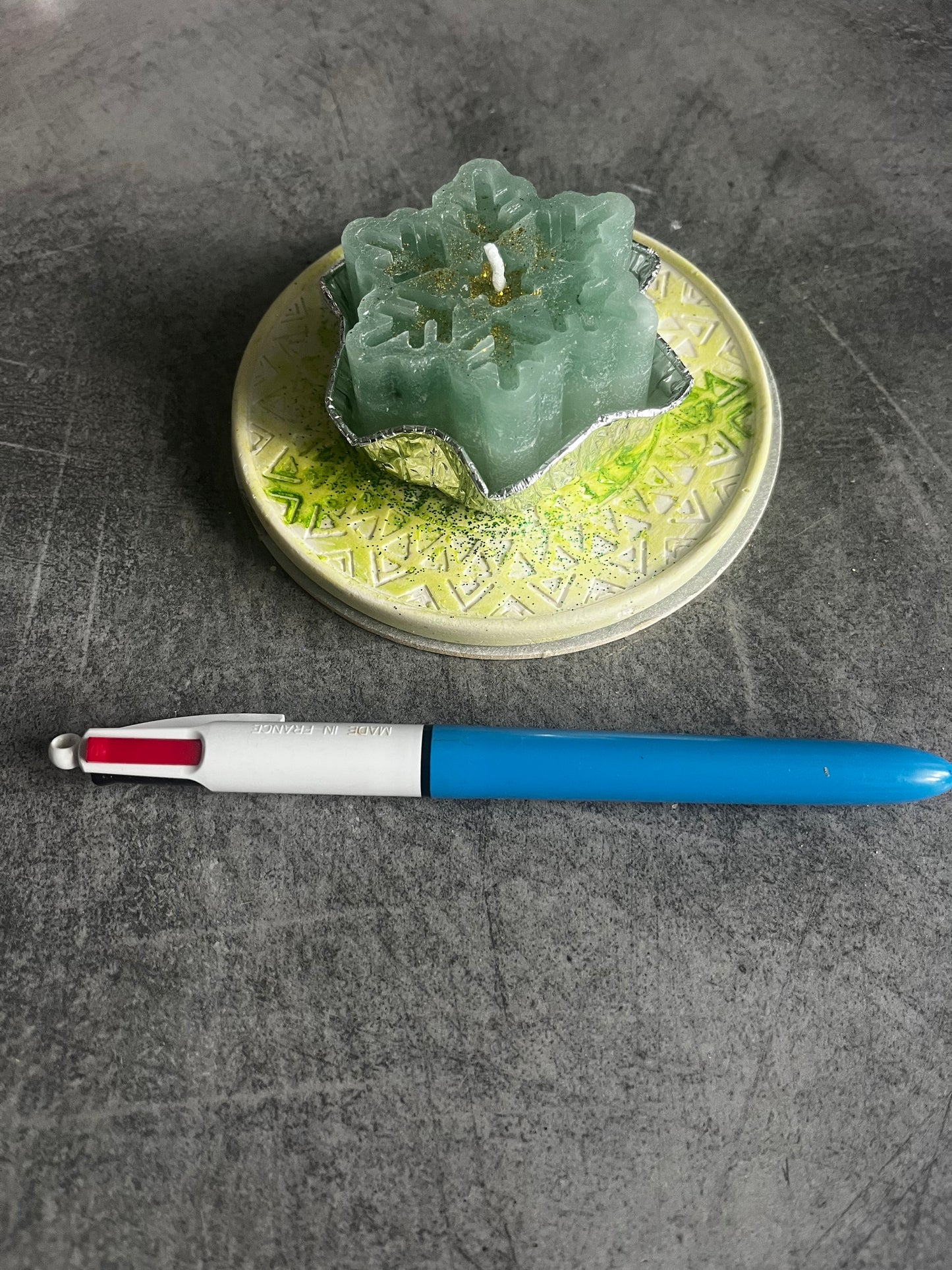 Plateau rond avec bougie