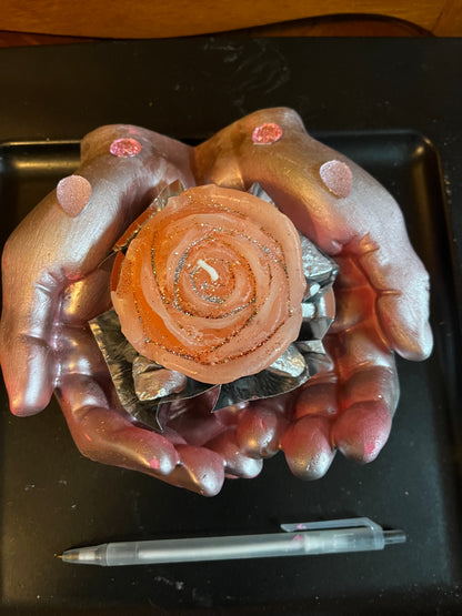 Bougie fleurs / paire de mains