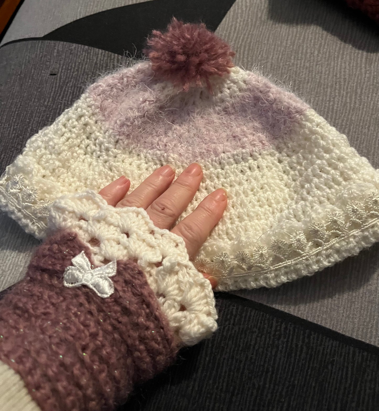 Bonnet et gants lilas/blanc