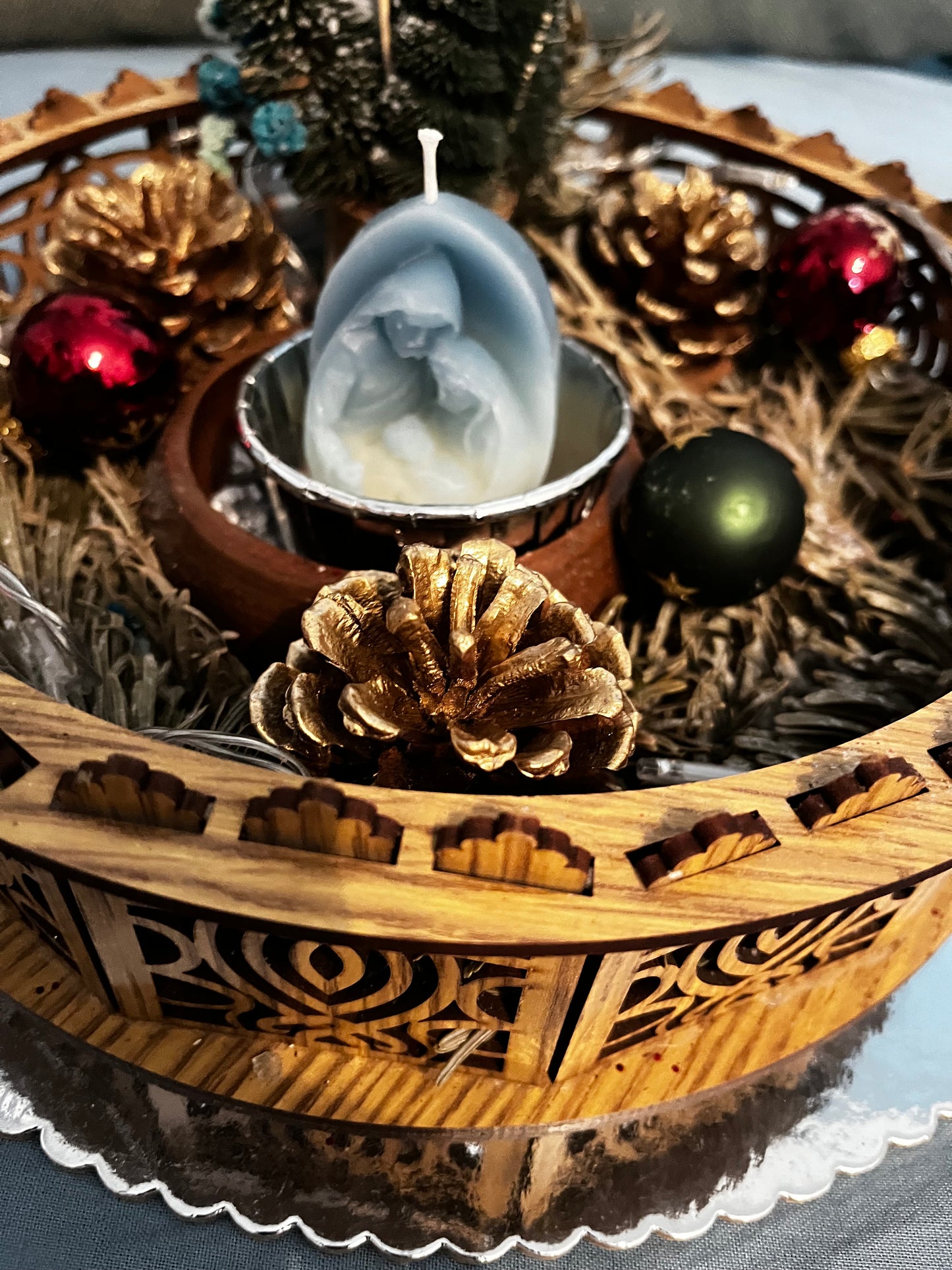 Porte bougie nativité  avec déco sapins, pommes de pin, fleurs….