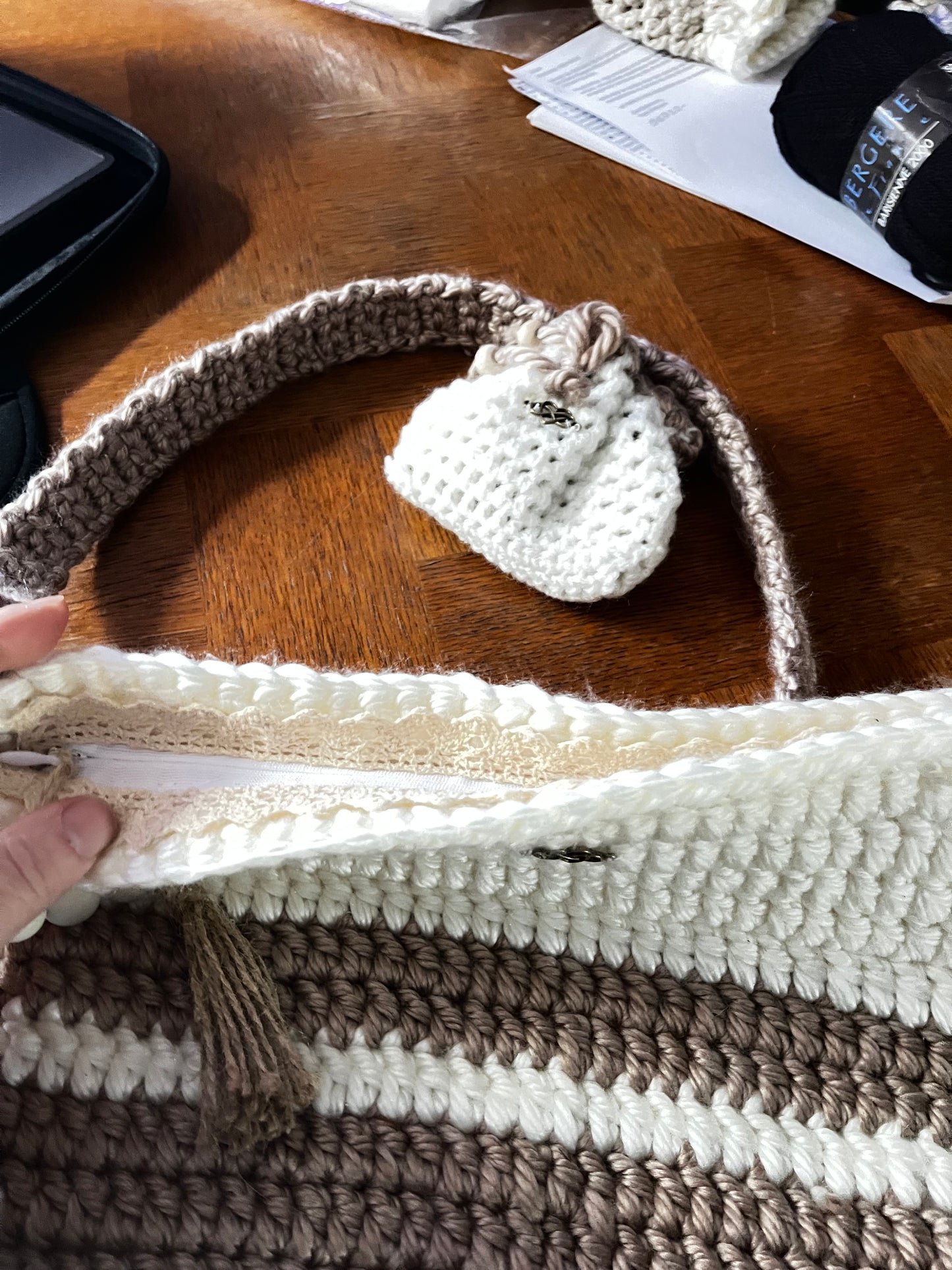 Sac beige et blanc