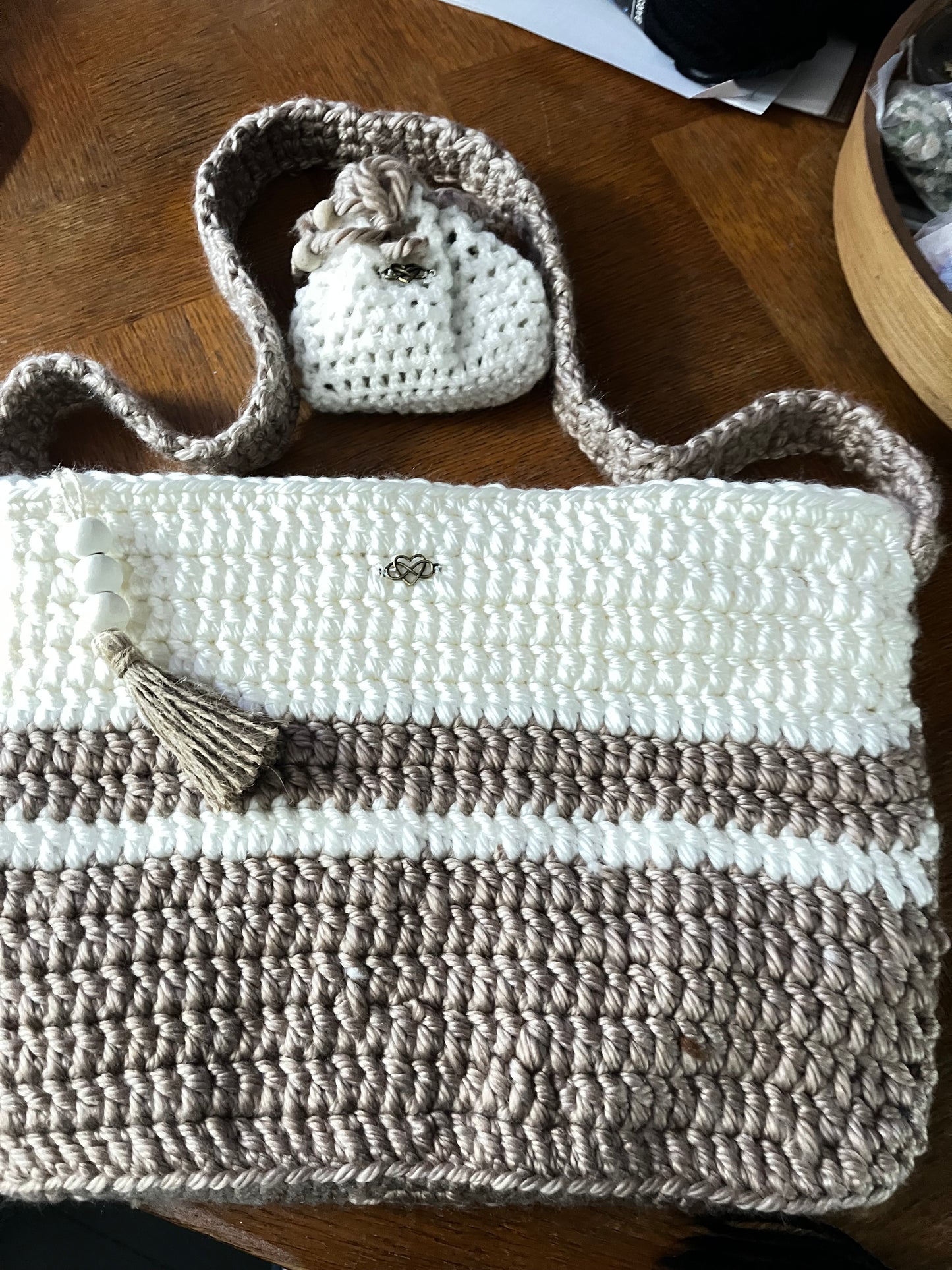 Sac beige et blanc