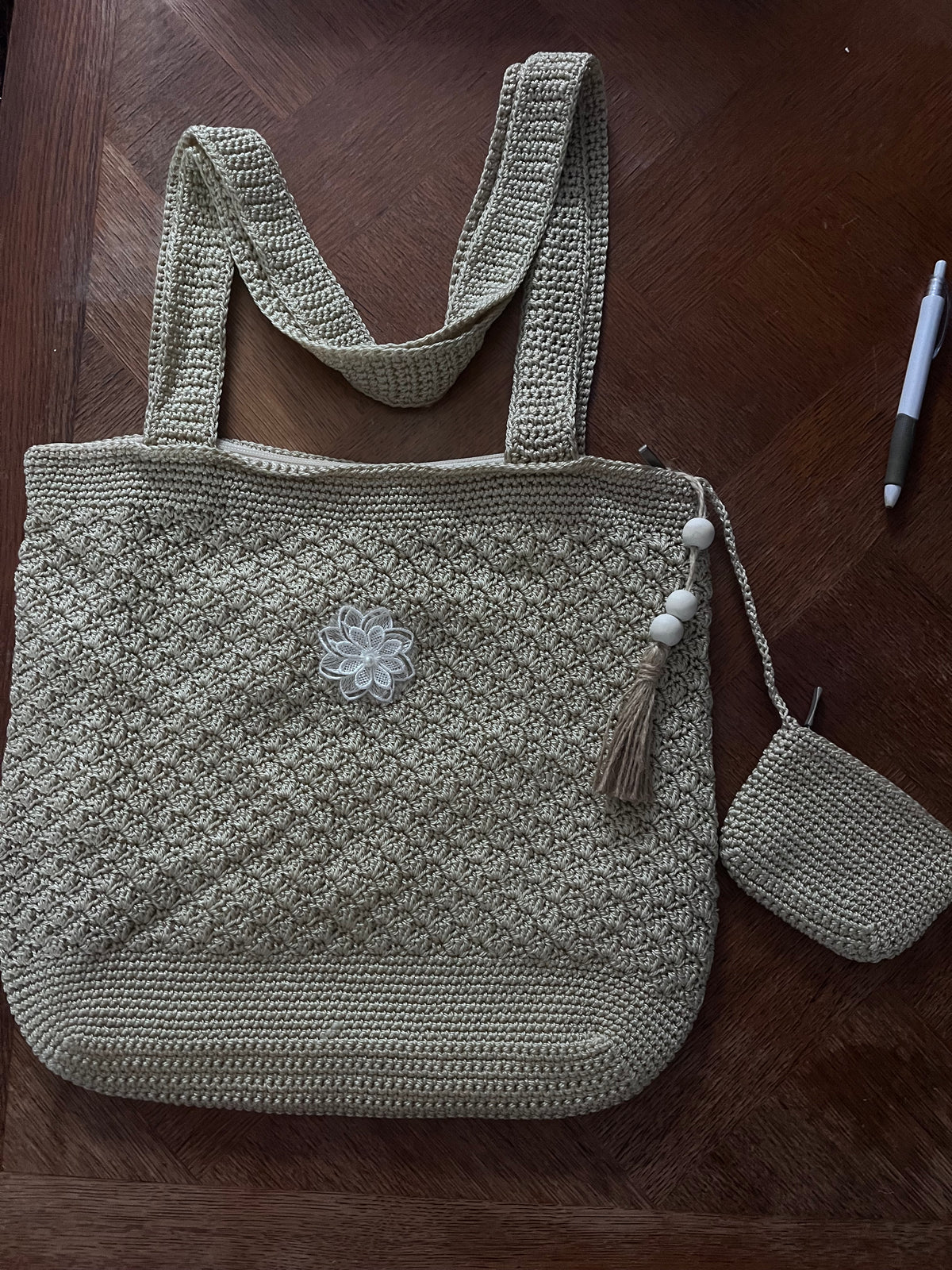 Sac beige avec déco fleurs