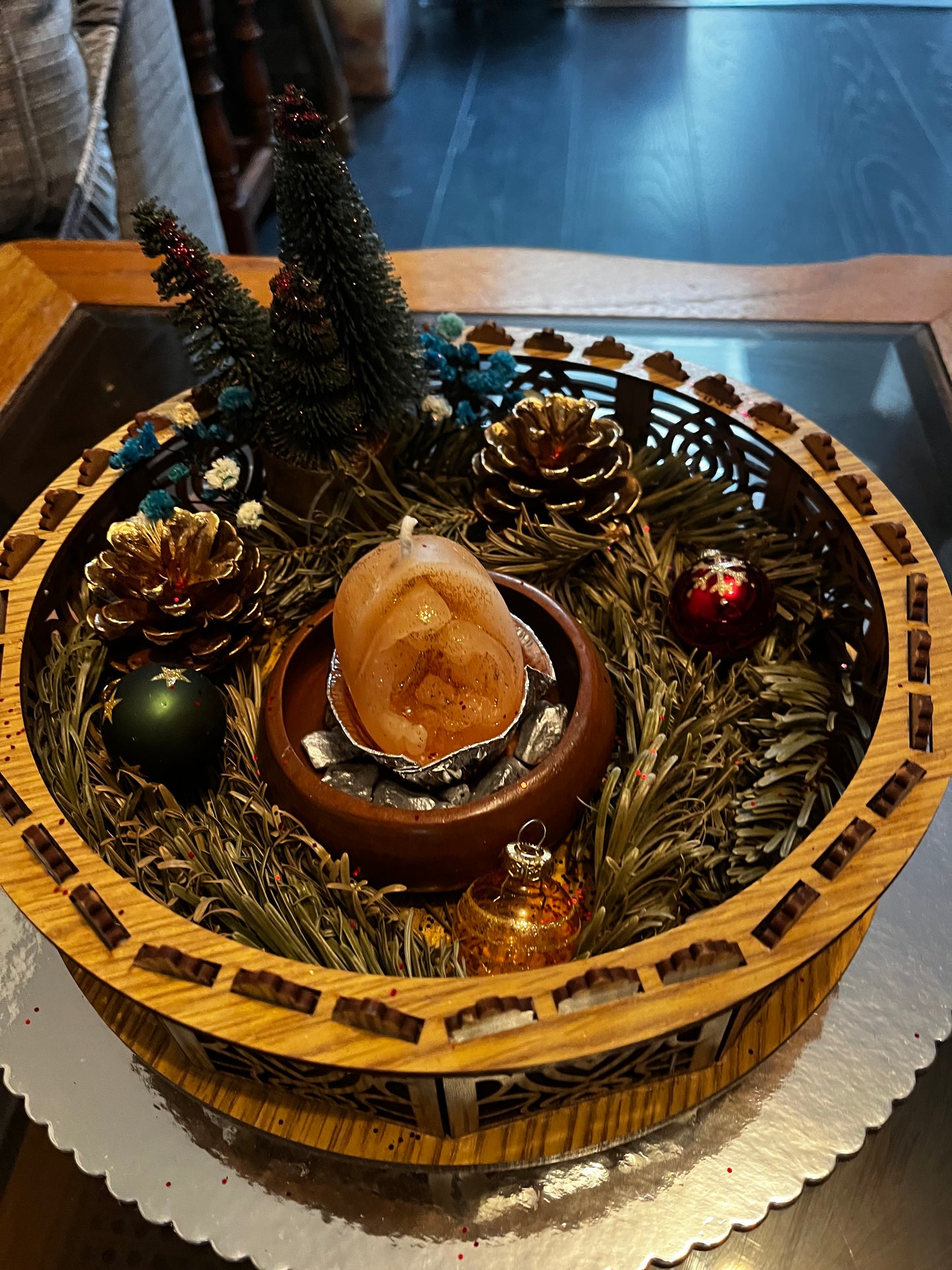 Centre de table avec bougie de Noël.