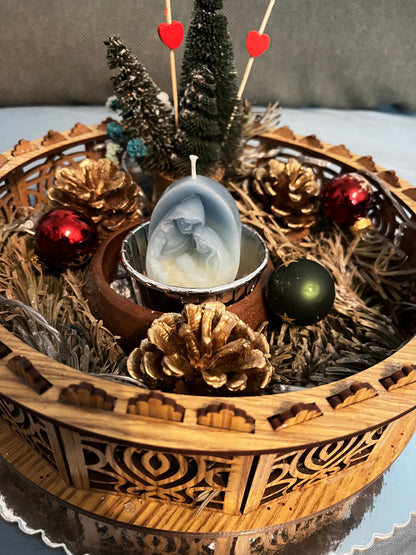 Porte bougie nativité  avec déco sapins, pommes de pin, fleurs….