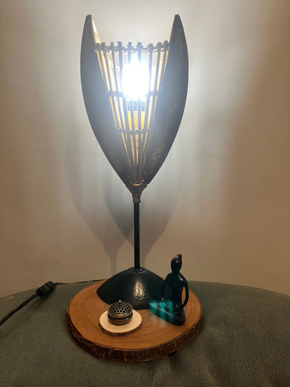 Lampe noire et or avec mise à prix à 79,00 euros