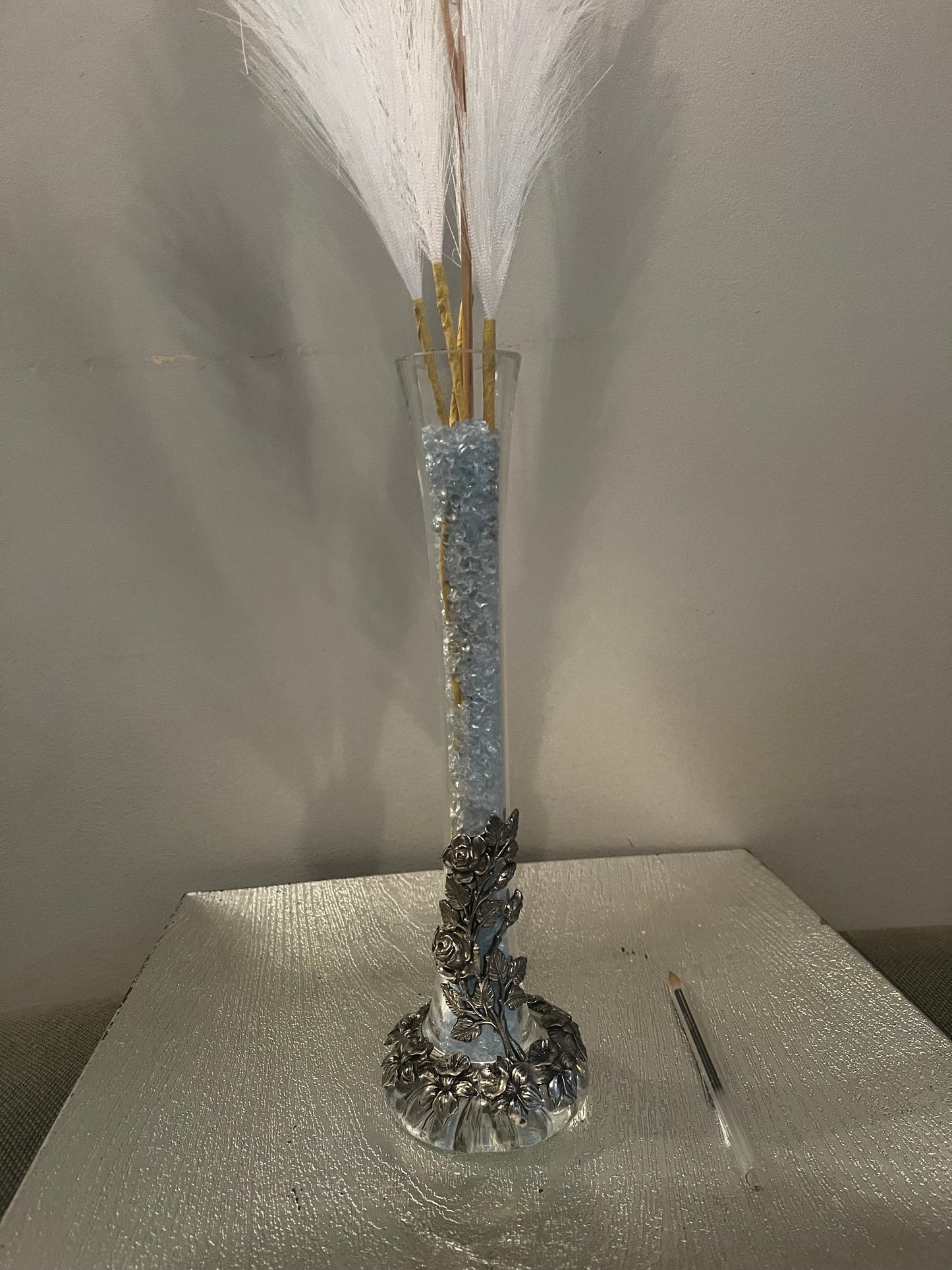 Vase avec décorations florales en étain