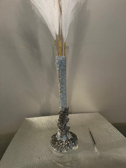 Vase avec décorations florales en étain