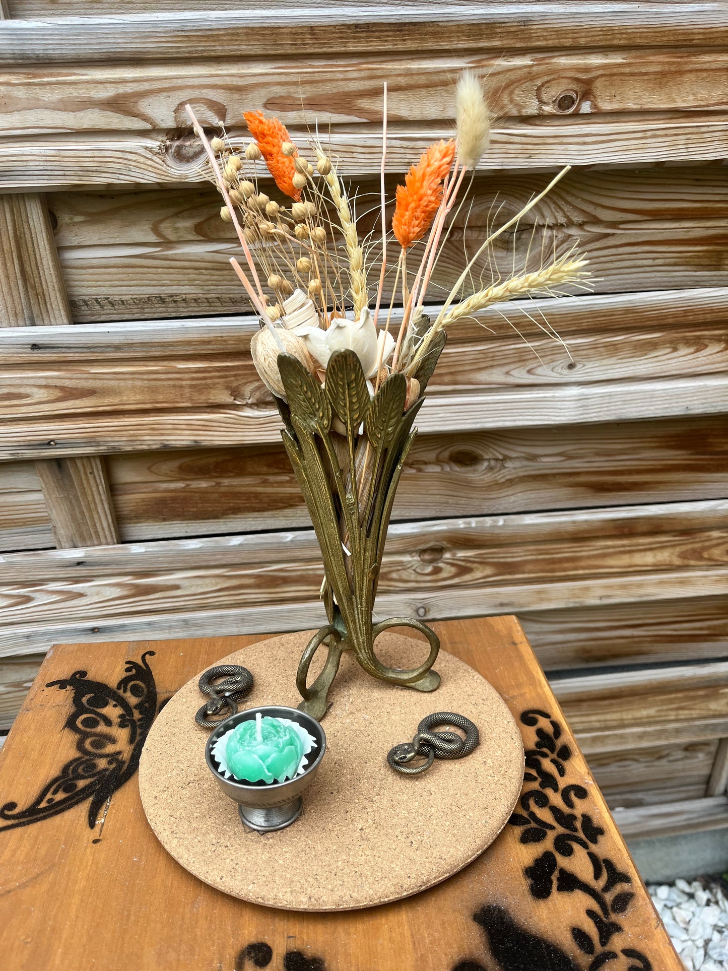 vase en métal doré avec mise à prix à 69,00 euros