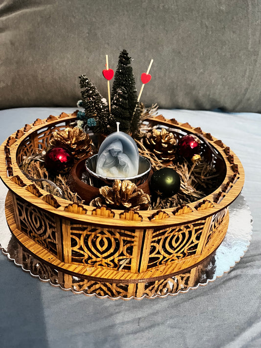 Porte bougie nativité  avec déco sapins, pommes de pin, fleurs….