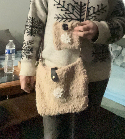 Sac et son porte monnaie beige.