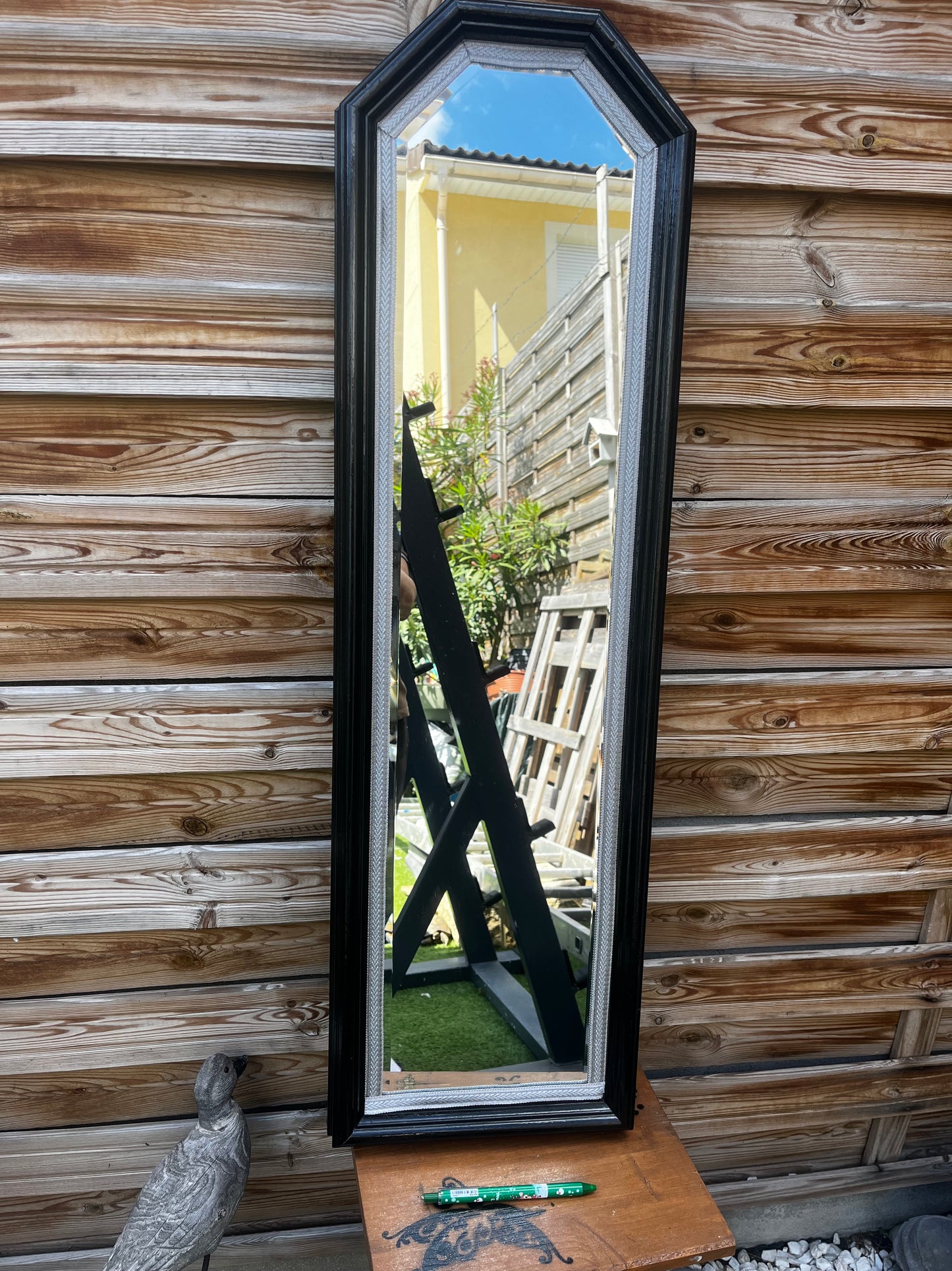 Miroir tout en longueur avec contour noir