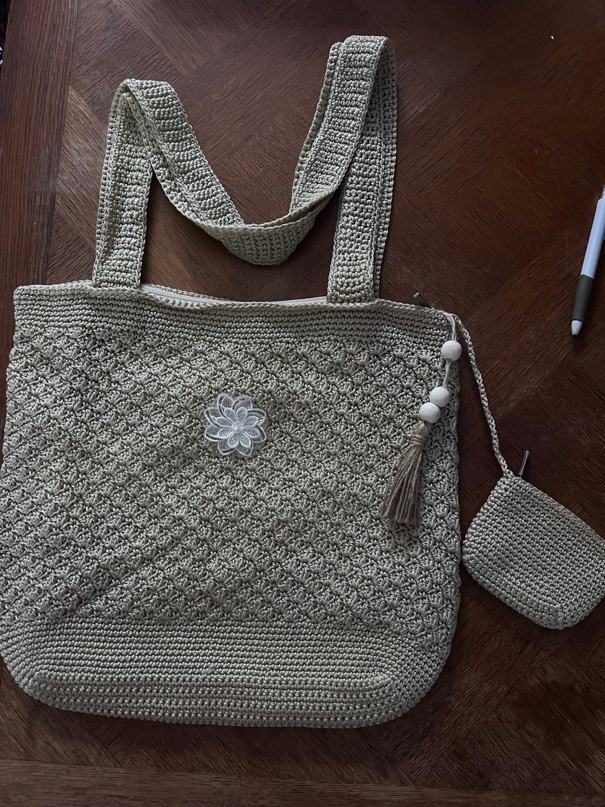 Sac beige avec déco fleurs