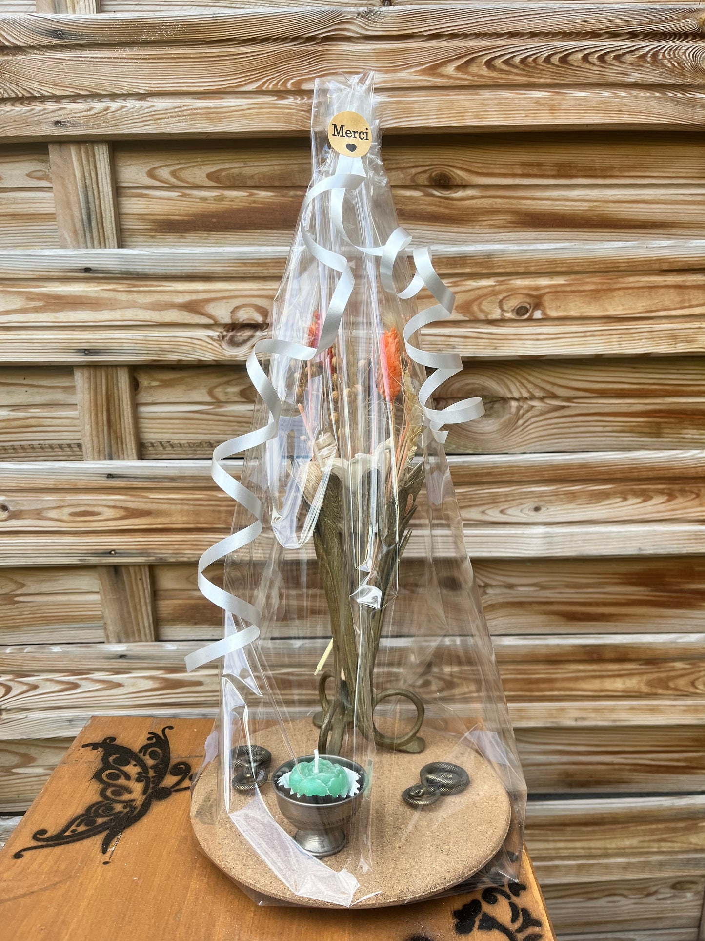 vase en métal doré avec mise à prix à 69,00 euros