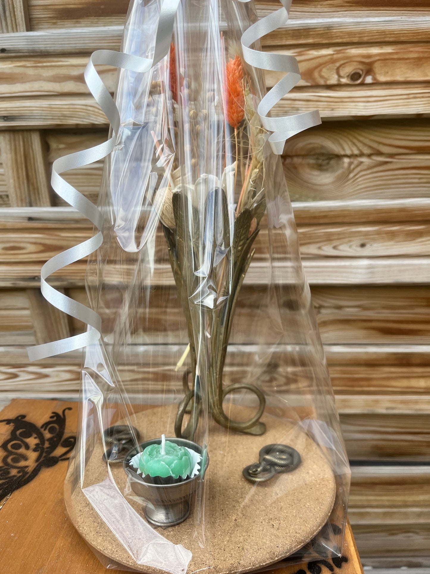 vase en métal doré avec mise à prix à 69,00 euros