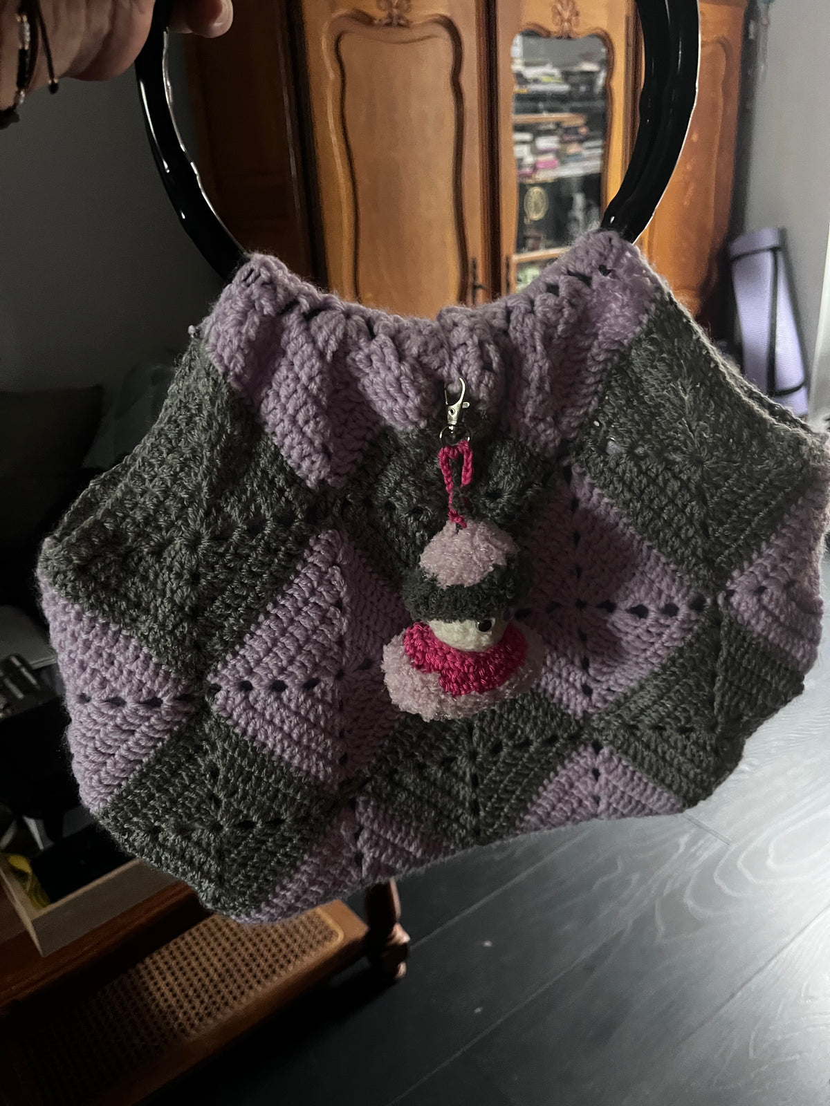 Sac gris/lilas, façon panier souple