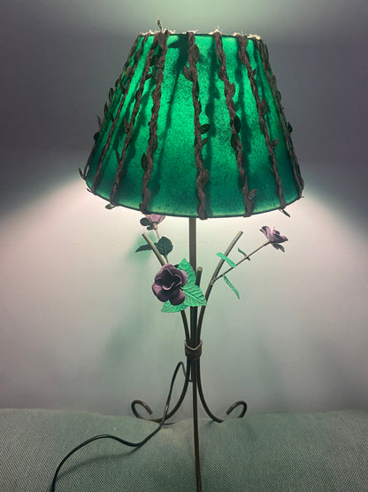 Lampe fleurs verte et violette avec mise à prix à 69,00 euros