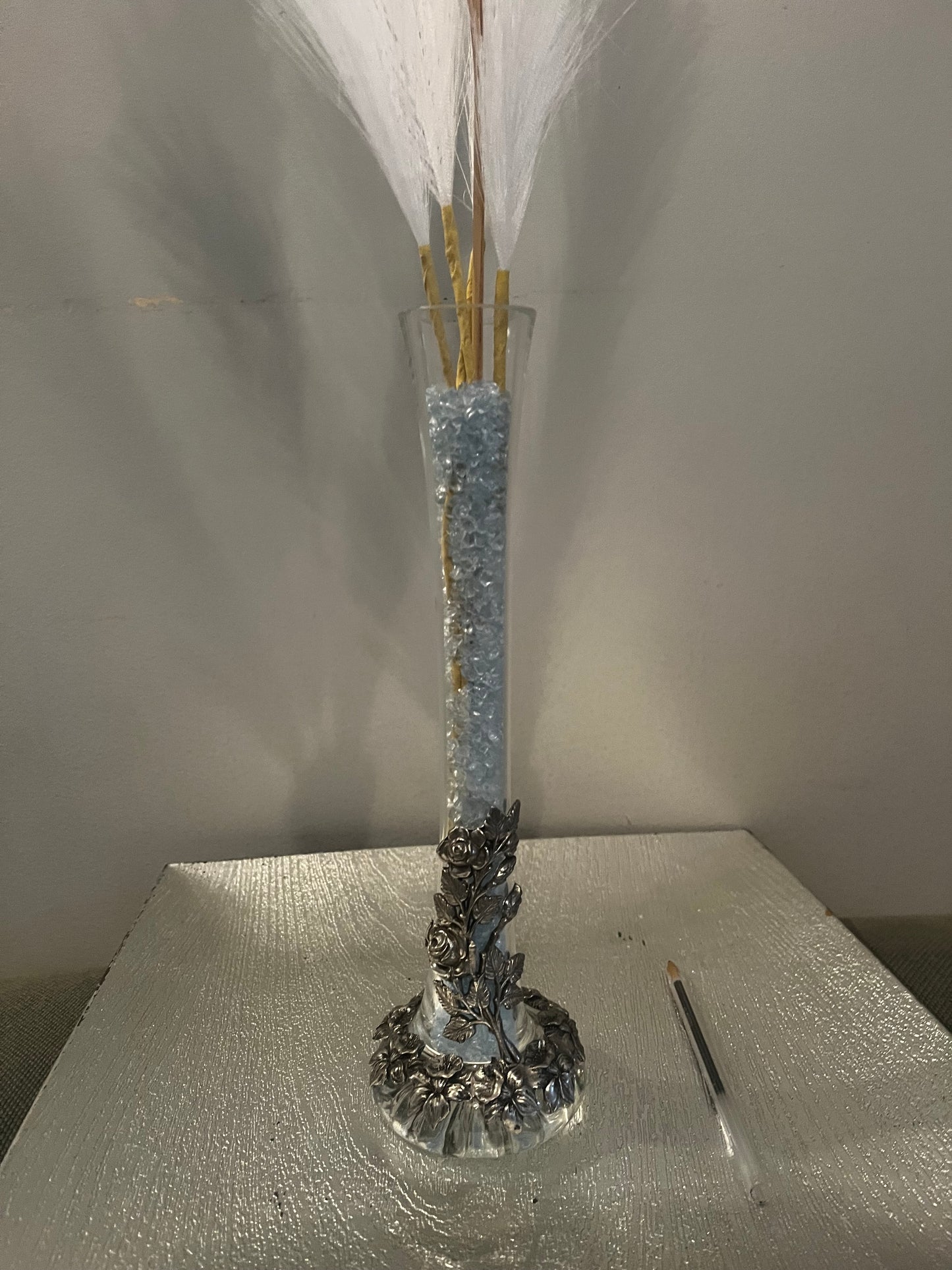 Vase avec décorations florales en étain