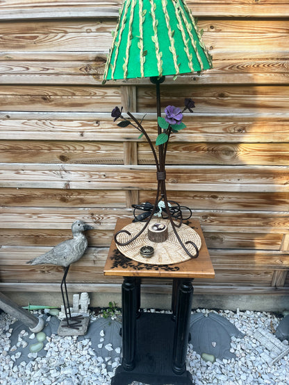 Lampe fleurs verte et violette avec mise à prix à 89,00 euros