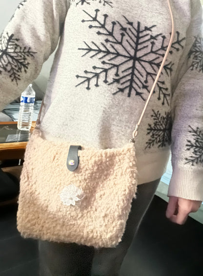 Sac et son porte monnaie beige.