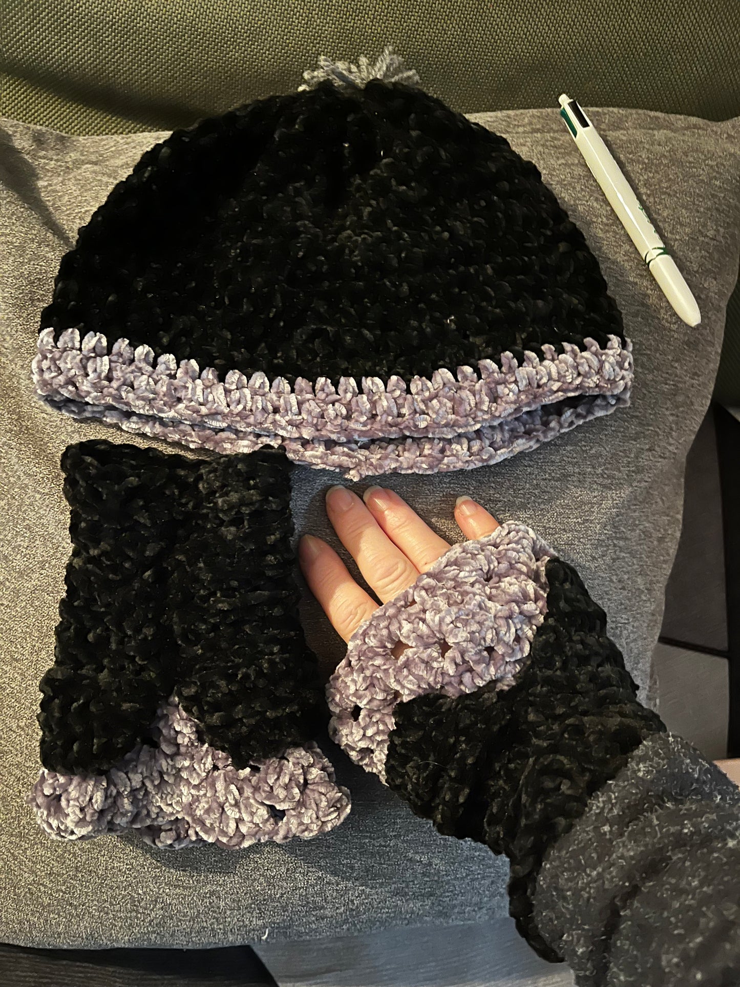 Bonnet et mitaines noires et grises