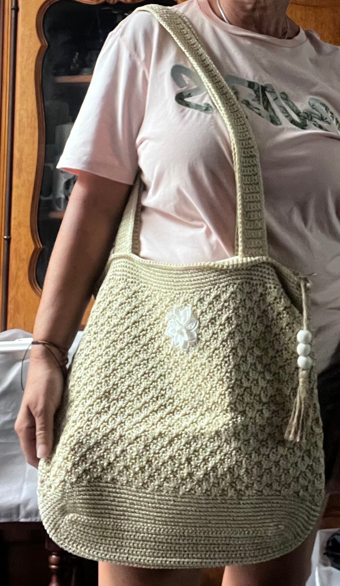 Sac beige avec déco fleurs