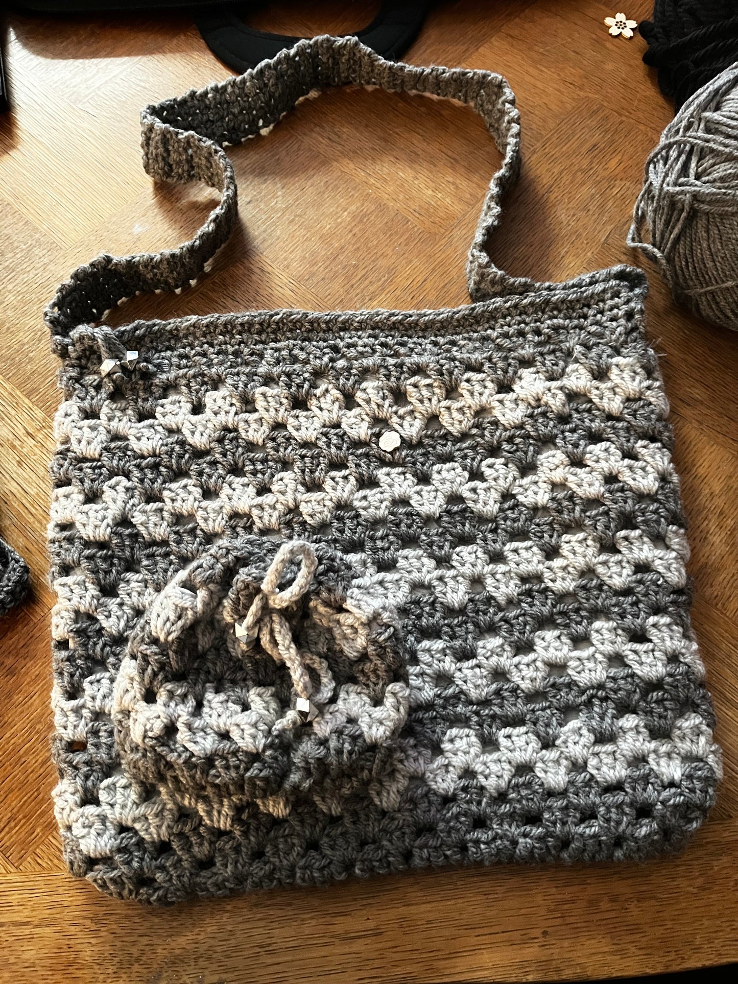 Sac gris foncé et gris clair