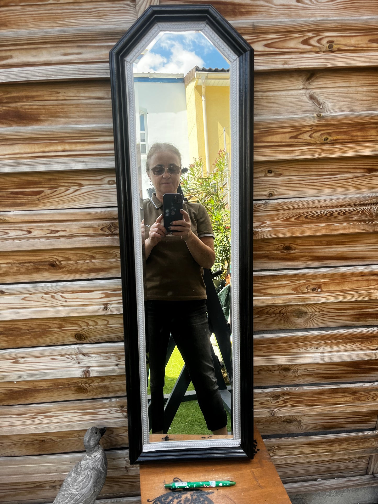 Miroir tout en longueur avec contour noir