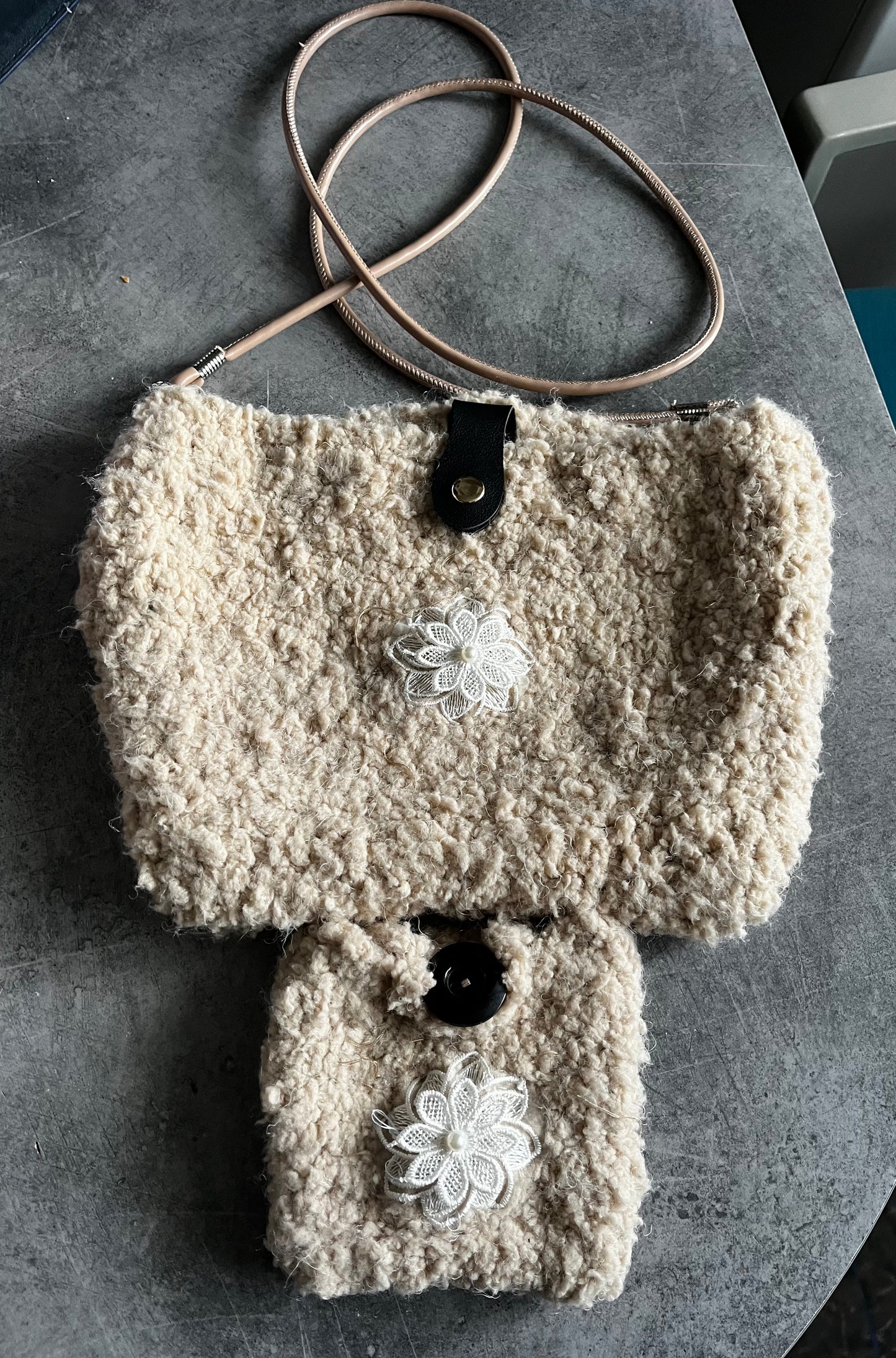 Sac et son porte monnaie beige.