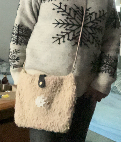 Sac et son porte monnaie beige.