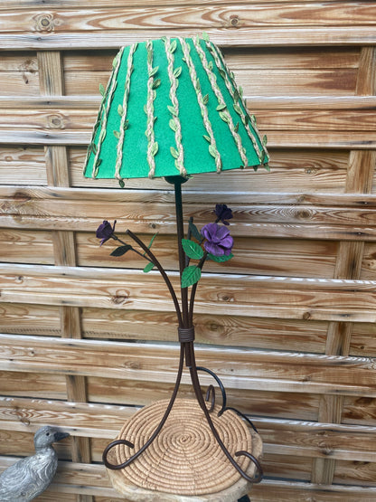 Lampe fleurs verte et violette avec mise à prix à 69,00 euros