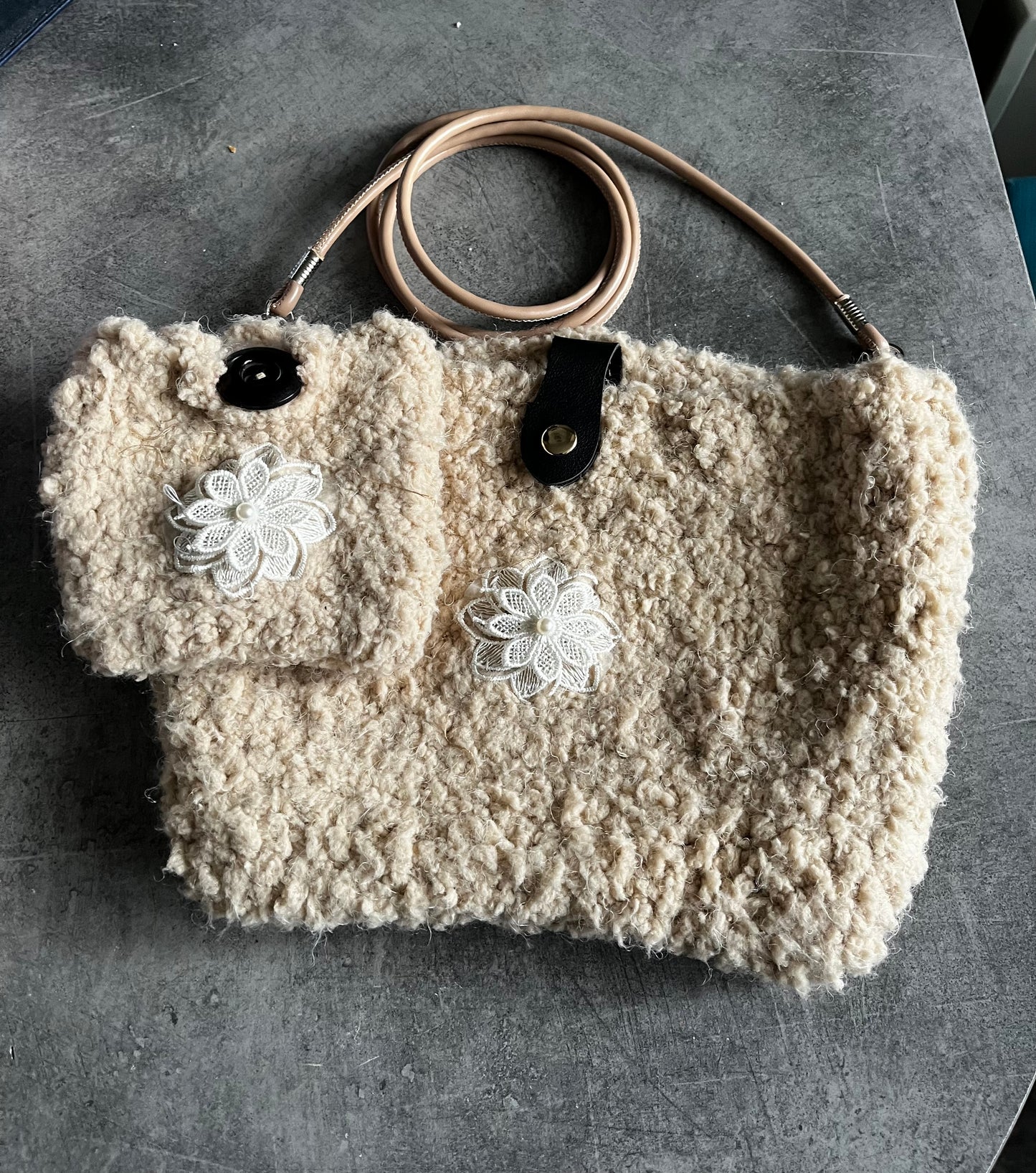 Sac et son porte monnaie beige.