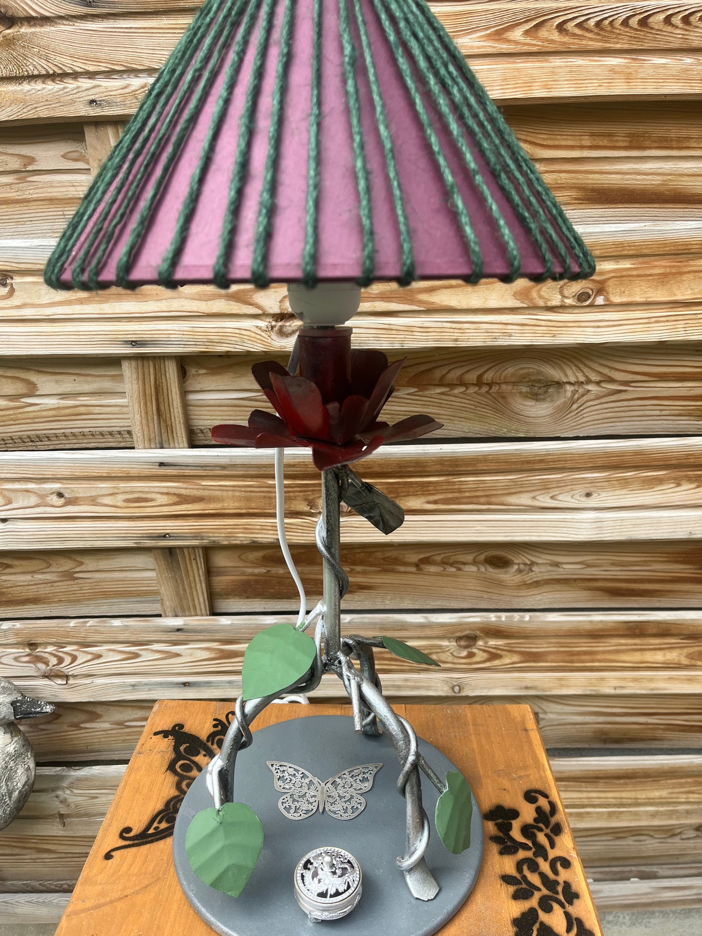 Lampe fleur en acier avec mise à prix à 89,00euros