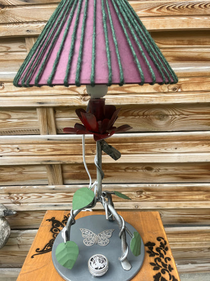 Lampe fleur en acier avec mise à prix à 89,00euros