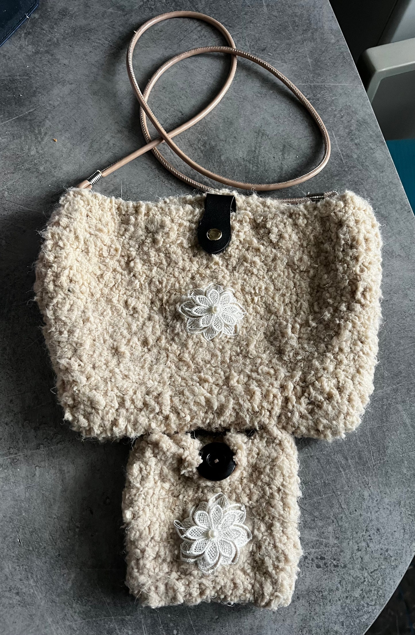 Sac et son porte monnaie beige.