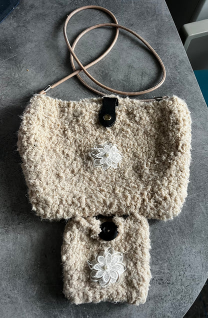 Sac et son porte monnaie beige.