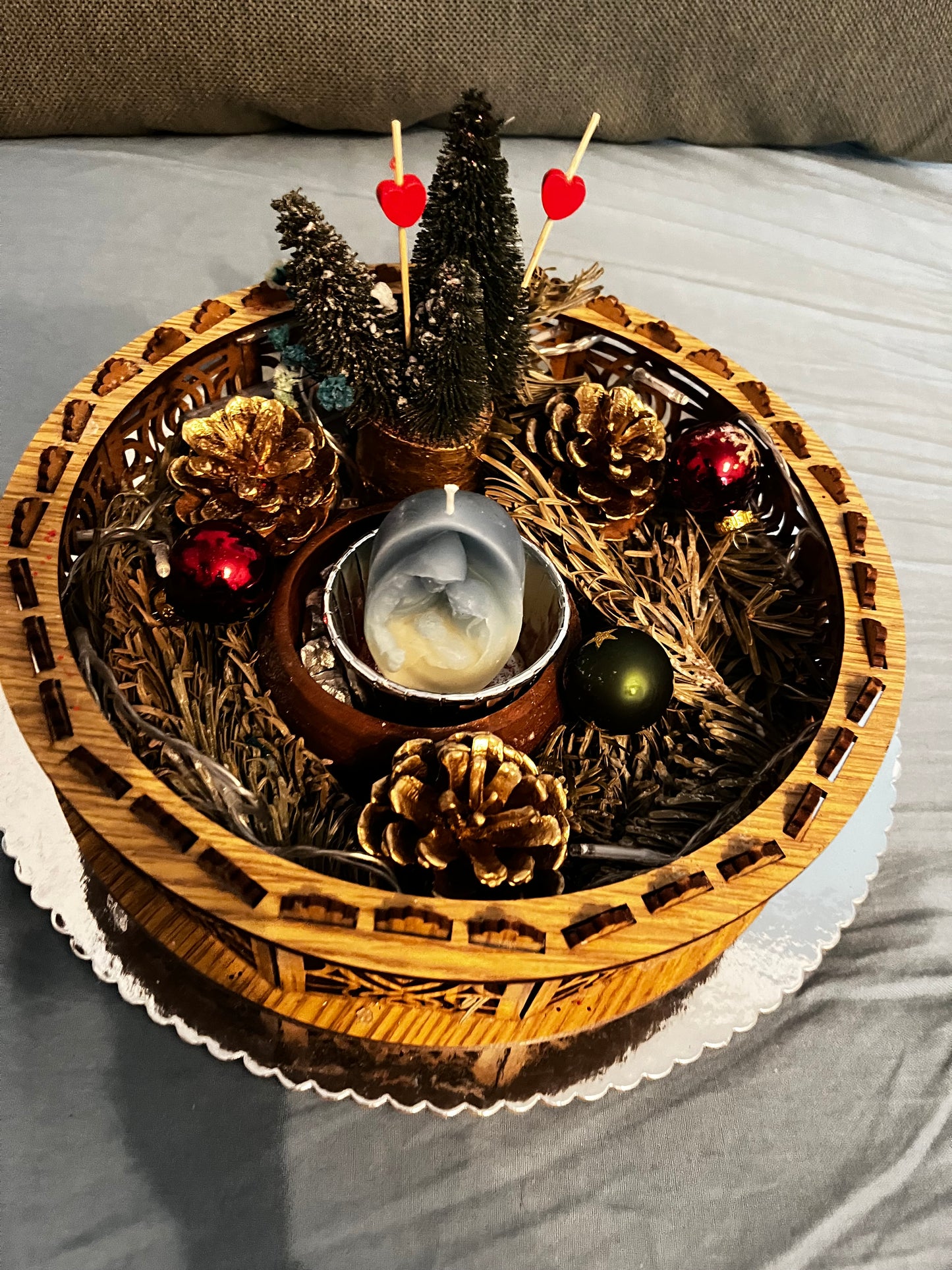 Porte bougie nativité  avec déco sapins, pommes de pin, fleurs….